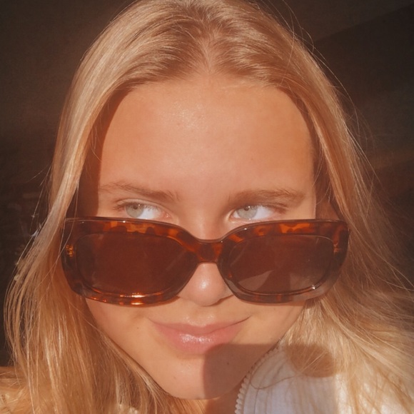 Meet your Posher, Anya - Picture 5 of 6